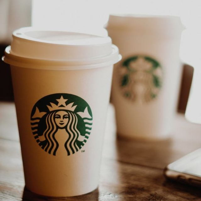 La original estrategia de Starbucks que logro humanizar la marca de forma viral.