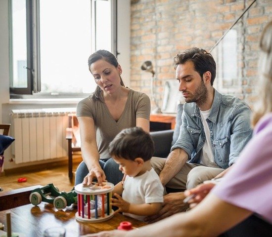 Parecido no es lo mismo: Coaching, intervenciones mediadas por padres y prácticas centradas en la familia