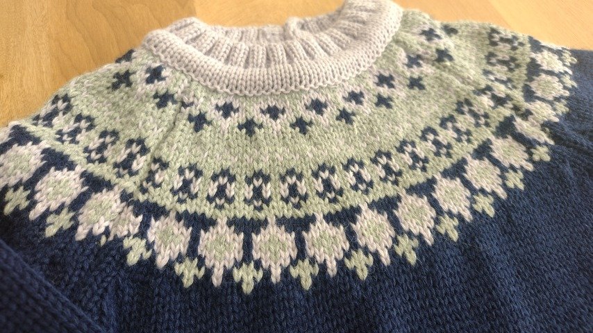 Sweater con guarda azul-lila-gris