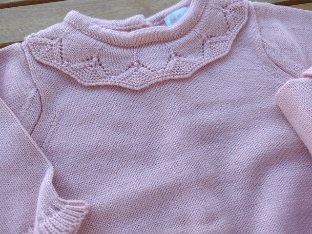 Sweater tejido cuello volado rosa viejo