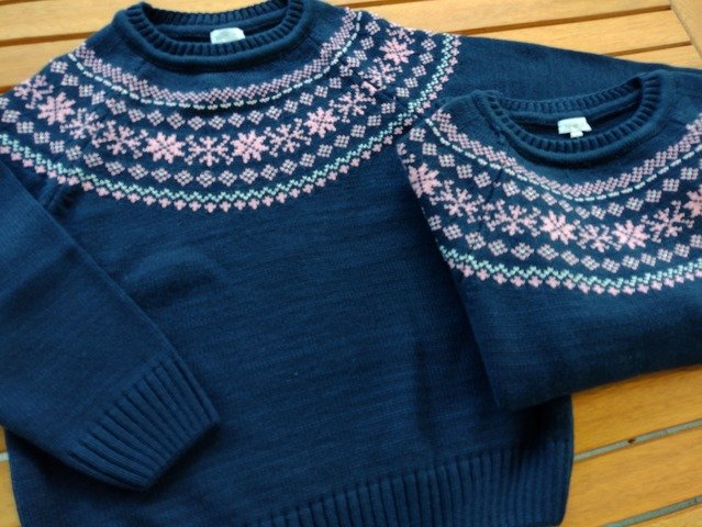 Sweater azul con guarda rosa